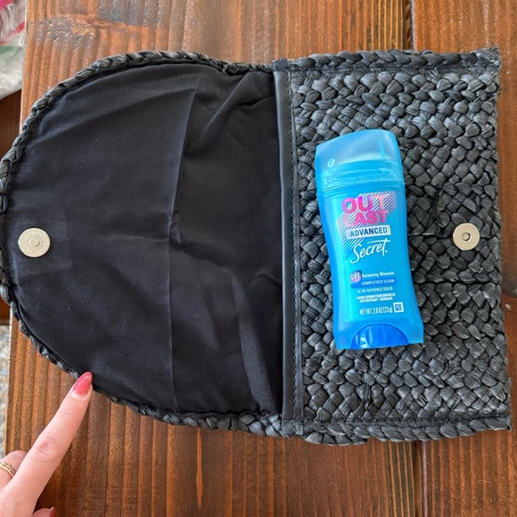 BLACK WOVEN CLUTCH NWOT - Picture 9 of 9